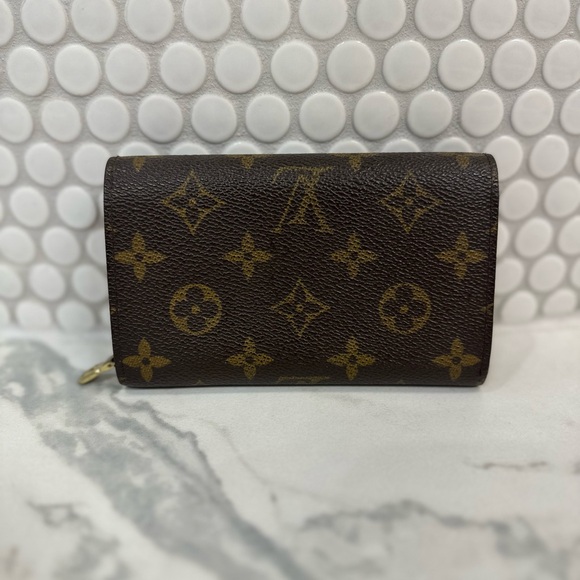 Louis Vuitton Wallet- Authentic - Picture 3 of 9